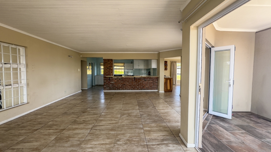8 Bedroom Property for Sale in Middedorp Western Cape